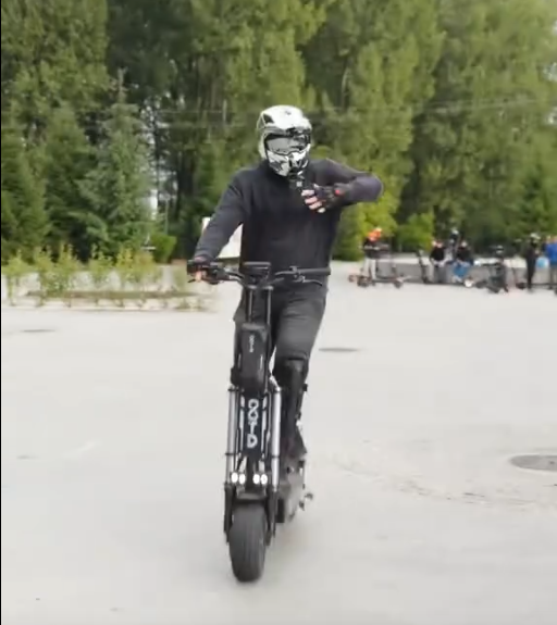 Lucky you’ve got a friend who’s always down for a ride! #OOTD