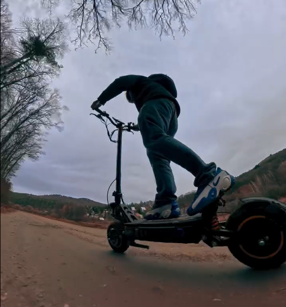 ANTEPRIMA ITALIANA — OOTD T10 Pro.
2600W dual motor, messo alla frusta su off-road vero.
Video cinematografico, test reale, solo fatti.
Se pensi di sapere cos’è il T10 Pro… ti sbagli di grosso.
💰 Codice sconto "Luca T10" sul sito ufficiale OOTD.