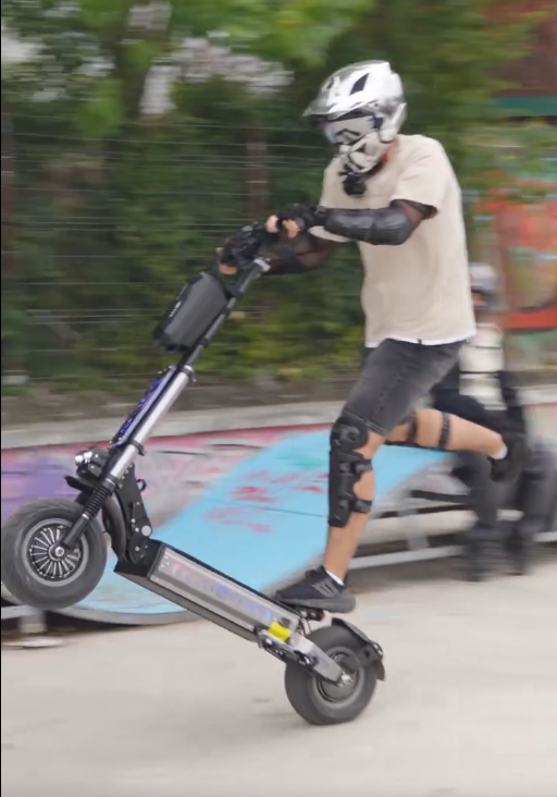 Happy Friday, OOTD fam! Let the T90 switch you into joy mode and turn the city into your adventure playground.