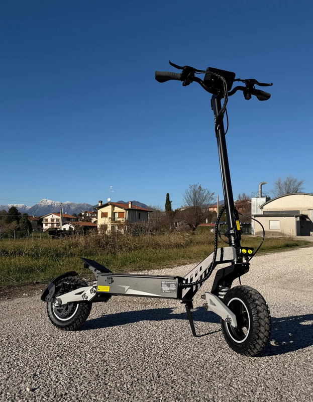 Scopri l’OOTD T10: potenza, comfort e versatilità per dominare la città e i terreni più impegnativi con stile e agilità