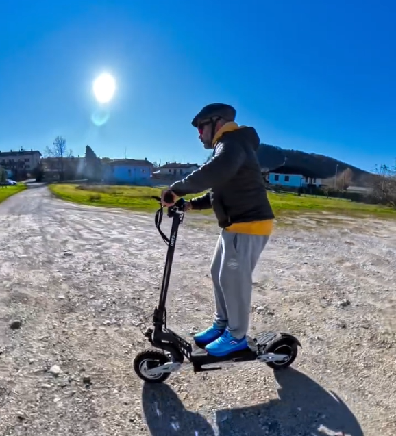 OOTD T10 E-Scooter — potenza, stabilità e comfort su ogni terreno.
Motore fino a 900W di picco, autonomia fino a 45km e ruote all-terrain da 11”.