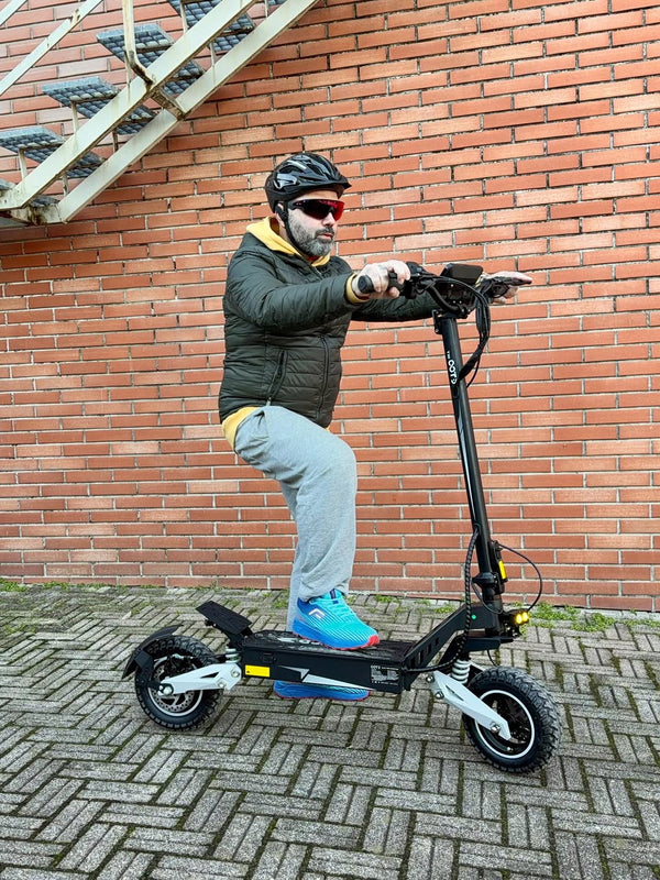 OOTD T10 e-scooter 🚴‍♂️: stile, mobilità e vita reale ogni giorno.